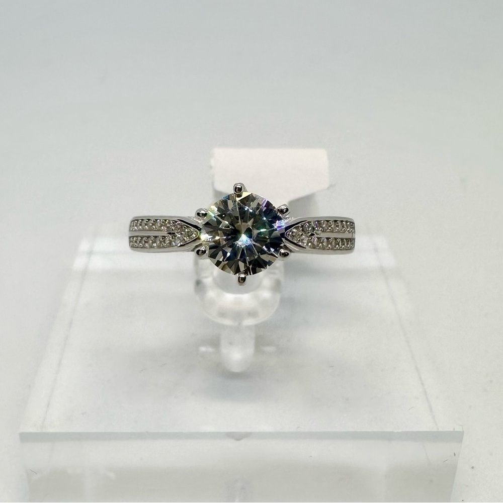 Moissanite Diamond Engagement Ring 1 Carat Round Cut Six Prong